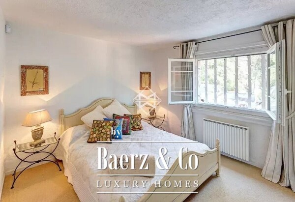 photo 17 Provençal in a gated domain.