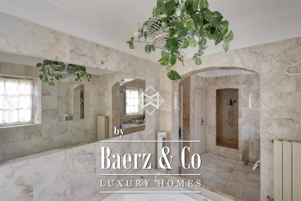 photo 11 Close to the center