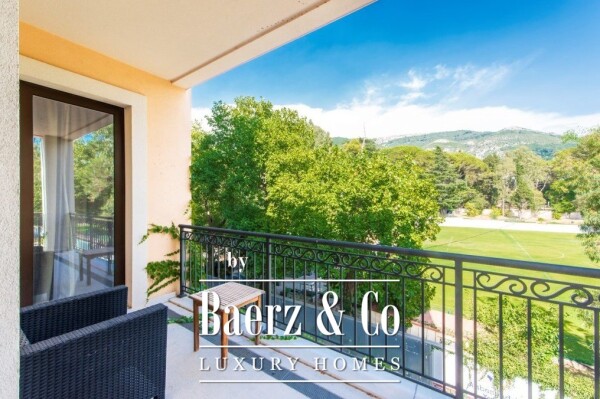 photo 3 Spacious Apartment with a Sea View in Tivat