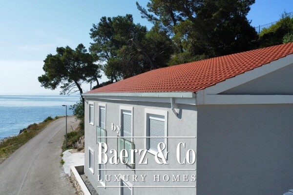 photo 3 Brač, Selca – seafront house with apartments and business premises